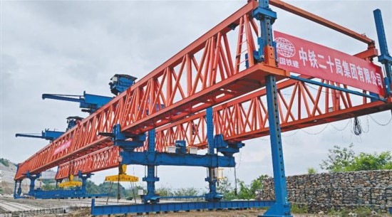 8月25日，洛南至盧氏（陝豫界）高速公路項目主線13座橋梁全部完成架設。圖為庵子溝大橋施工現場。 受訪單位供圖