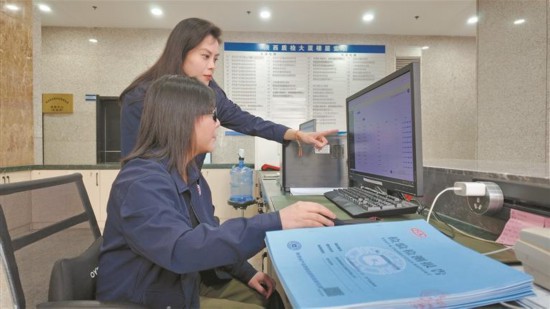 3月5日,陕西省产品质量监督检验研究院工作人员在查看“秦质享”陕西质量基础信息服务平台上的信息。