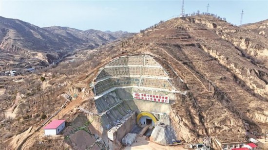 建設中的延榆高鐵苗山1號隧道(3月17日攝)。