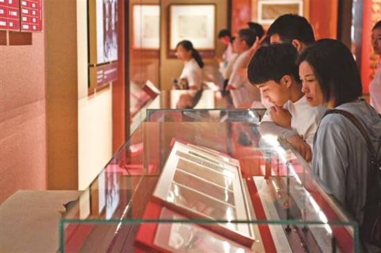 觀眾在延安革命紀念館參觀（資料照片）。 新華社記者 張博文攝