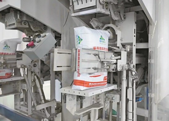 5月9日，在西安湄南生物科技股份有限公司的生产车间，设备有序运转，产品陆续下线。