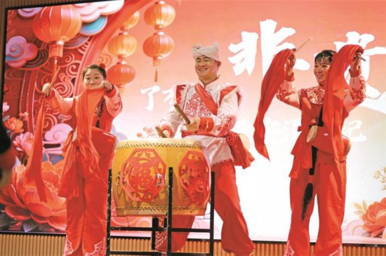 渭南市八度躍動優能館打造的非遺YOYO劇場成為非遺展示傳承的新型文化空間。圖為演員在該劇場表演秧歌（5月20日攝）。記者 柏樺攝