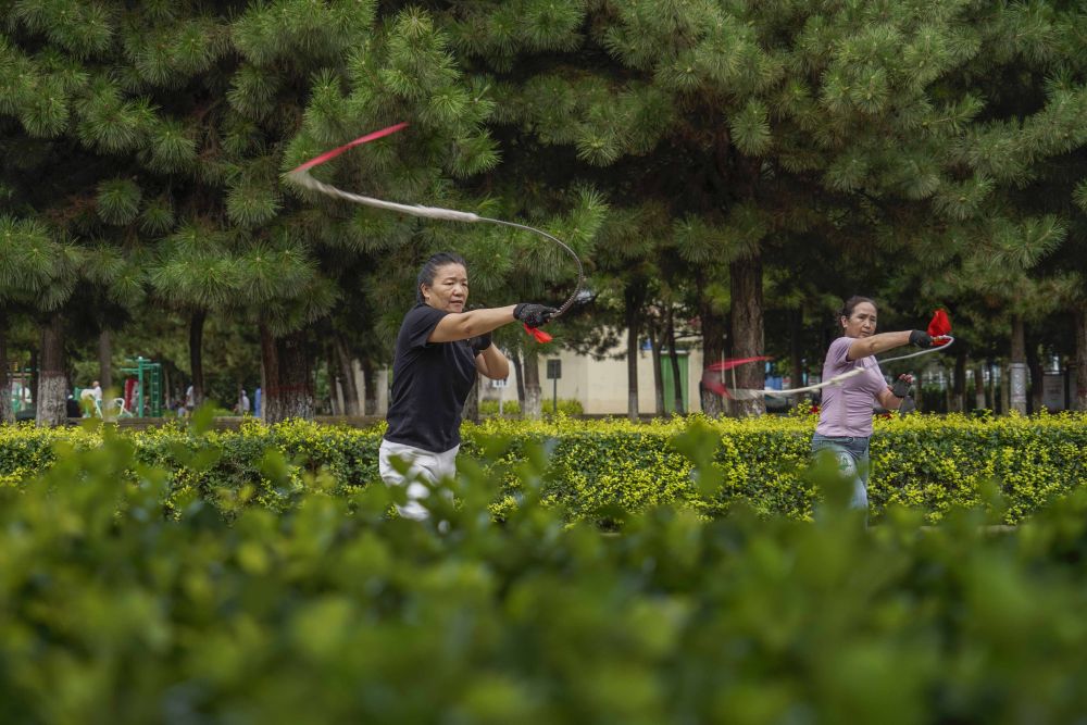 2023年8月6日，市民在河北省遵化市人民公园练习健身鞭。新华社发（刘满仓摄）