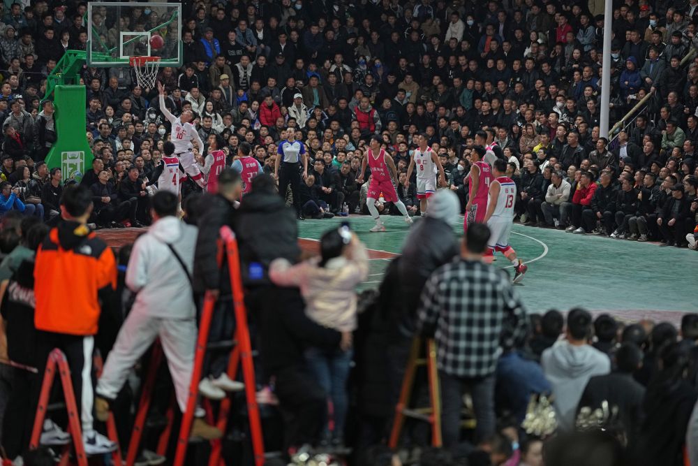 2023年3月25日，當地群眾觀看貴州省首屆“美麗鄉村”籃球聯賽總決賽。新華社記者 李尕 攝